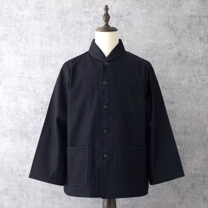 黒いスタンドカラーのジャケット