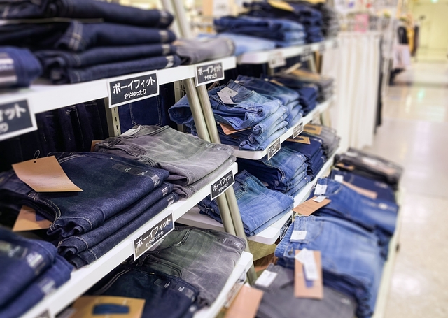 デニムジーンズが並ぶ店内の棚