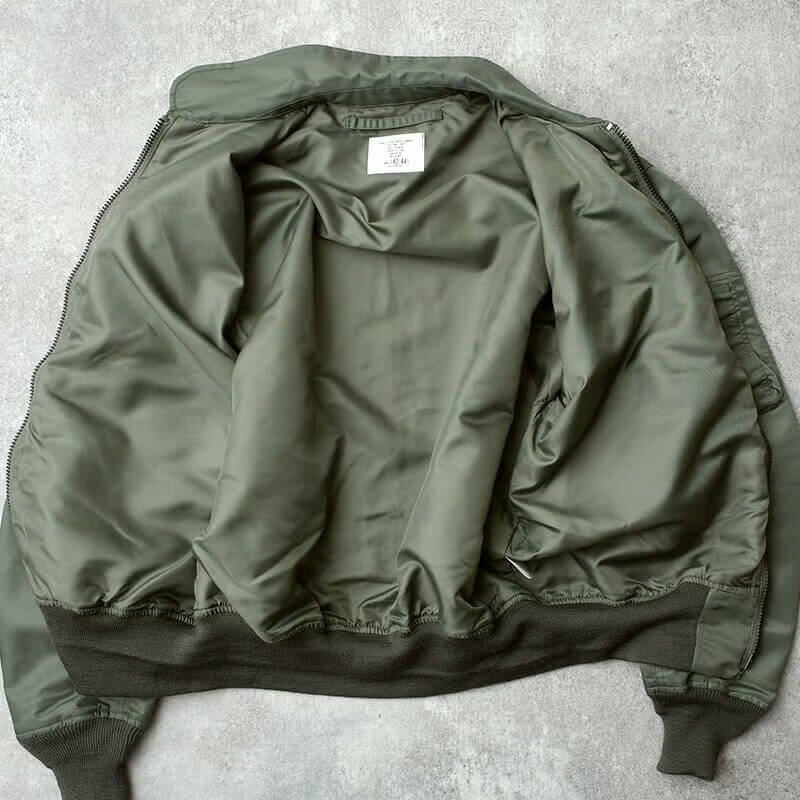 グレーのフライトジャケット平置き