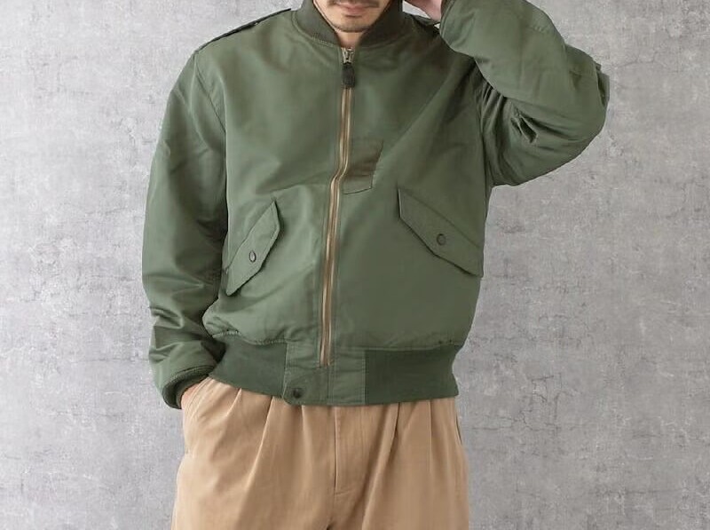 カーキ色のフライトジャケット男性